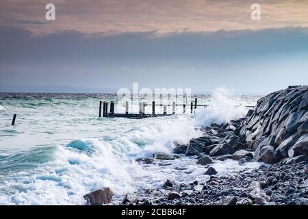 La tempête sauvage a endommagé le port de plaisance de l'ancien village de pêcheurs de Vitt. La côte de la mer Baltique de Landkreis Vorpommern, Ruegen, Allemagne Banque D'Images