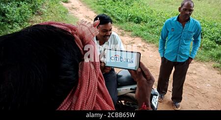 DISTRICT KATNI, INDE - 18 SEPTEMBRE 2019 : logo de la société Citibank Financial Services affiché sur l'écran du smartphone par l'homme du village indien Banque D'Images