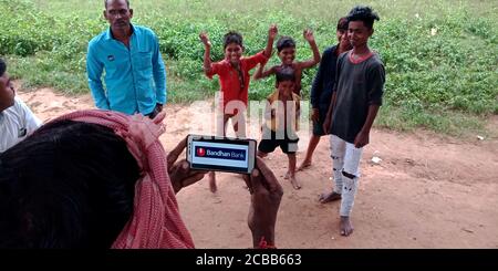 DISTRICT KATNI, INDE - 18 SEPTEMBRE 2019 : Bandhan Bank logo de la société de services financiers affiché sur l'écran du smartphone par indian village man Hand ho Banque D'Images