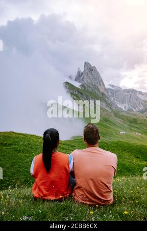 Couple en vacances randonnée dans les Dolomites d'Italie, vue incroyable sur le pic de Seceda. Trentin-Haut-Adige, Alpes Dolomites, Tyrol du Sud, Italie, Europe. Odle Banque D'Images