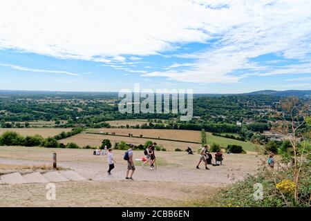 La vue depuis le sommet d'une Box Hill très animée, qui a vue sur le Weald, un jour d'été, Dorking Surrey, Angleterre, Royaume-Uni Banque D'Images