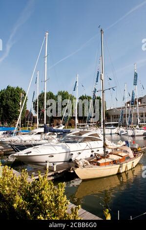 Yachts amarrés à la marina de St Katharine Docks, Londres. Banque D'Images