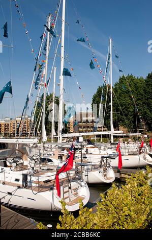 Yachts amarrés à la marina de St Katharine Docks, Londres. Banque D'Images