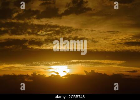 Motif abstrait de nuages jaune-brun formé pendant un dramatique coucher de soleil Banque D'Images