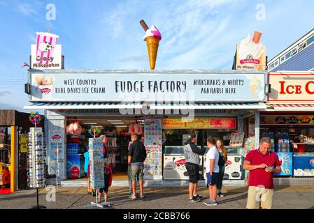 Une glace colorée, un fudge et une cabine de rafraîchissement sur le front de mer à Portsmouth, un soir d'été, Hampshire Angleterre Royaume-Uni Banque D'Images