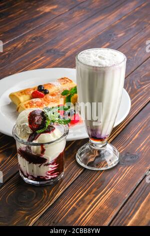 Assiette de fines crêpes farcies au lait caillé et servies avec confiture de baies Banque D'Images
