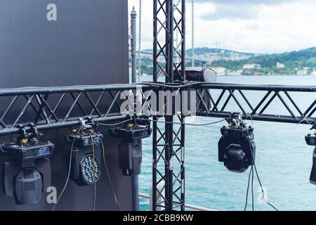 Installation d'équipements professionnels de musique, de lumière, de vidéo et de scène pour un concert. L'équipement d'éclairage de scène est fixé sur une barre pour le levage. Vol Banque D'Images