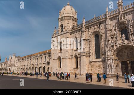 Lisbonne, Portugal - 15 mai 2017 : vue latérale du monastère de Jeronimos (Mosteiro dos Jeronimos), où une foule de touristes attendent d'entrer Banque D'Images