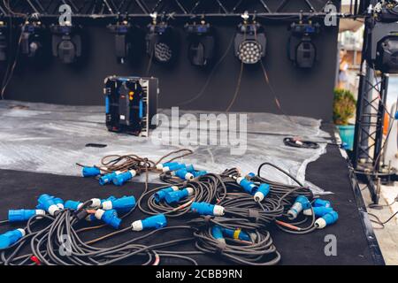 Installation d'équipements professionnels de musique, de lumière, de vidéo et de scène pour un concert. L'équipement d'éclairage de scène est fixé sur une barre pour le levage. Vol Banque D'Images