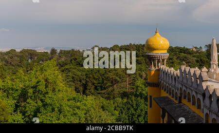 Vue depuis la forêt environnante et le paysage depuis le Palais Pena (Palácio da Pena), un site classé au patrimoine mondial de l'UNESCO à Sintra, Portugal. Banque D'Images