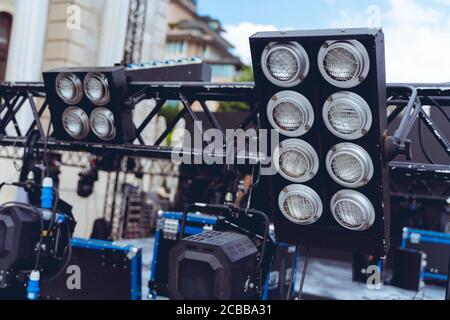 Installation d'équipements professionnels de musique, de lumière, de vidéo et de scène pour un concert. L'équipement d'éclairage de scène est fixé sur une barre pour le levage. Vol Banque D'Images