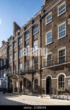 Vue oblique des élévations du sud, en regardant le nord-ouest avec des cadres de porte. City of London LockDown 2020 - Frederick's place, Londres, Royaume-Uni. AR Banque D'Images