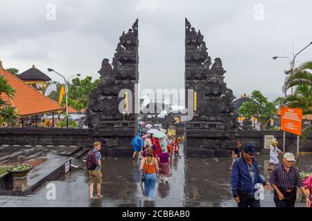 Bali, Indonésie - 03 juillet, 2019: Personnes marchant dans la Pura Penataran Sunset Terrace. Le monument fait partie du célèbre temple de Tanah Lot. Banque D'Images