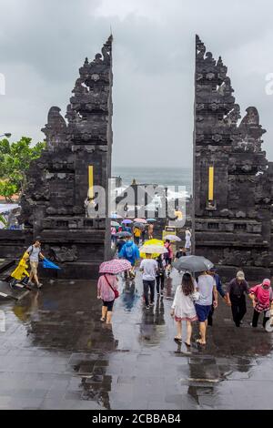 Bali, Indonésie - 03 juillet, 2019: Personnes marchant dans la Pura Penataran Sunset Terrace. Le monument fait partie du célèbre temple de Tanah Lot. Banque D'Images