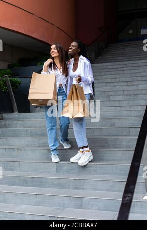 Heureux amis multiethnique with shopping bags Banque D'Images