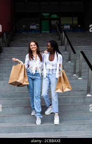Heureux amis multiethnique with shopping bags Banque D'Images
