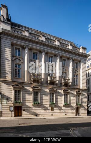 Vue légèrement oblique de l'élévation sud, vers le nord-est de l'ancien Gresham College conçu en 1913 par Dendy Watney & Sydney Perks. Ville de Londres Banque D'Images