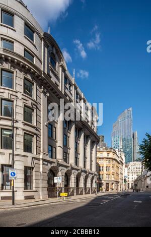 Vue oblique de l'élévation sud de Basildon House (Gordon, Lowther & Gunton, 1899), vers l'est, à l'angle de Gresham Street & Moorgate. Ville de Londres Banque D'Images