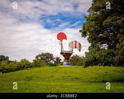 Pop Galo Rooster par Joana Vasconcelos. Sculpture inspirée par le coq portugais. YSP, West Yorkshire, Royaume-Uni. Banque D'Images