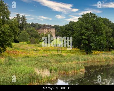 Observation de la sculpture de balle sur la rive du lac inférieur avec Bretton Hall au loin. West Yorkshire, Royaume-Uni Banque D'Images