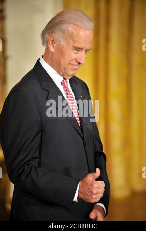 Washington, D.C., le 1er mai 2009 -- le vice-président des États-Unis, Joseph Biden, assiste à la cérémonie d'assermentation du secrétaire au Commerce, Gary Locke, et de la secrétaire à la Santé et aux Services humains, Kathleen Sebelius, dans la salle est de la Maison Blanche, à Washington, D.C., le vendredi 1er mai 2009. Crédit: Ron Sachs / CNP / MediaPunch Banque D'Images