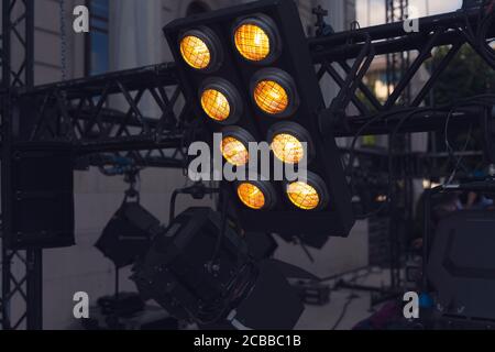 Installation d'équipements professionnels de musique, de lumière, de vidéo et de scène pour un concert. L'équipement d'éclairage de scène est fixé sur une barre pour le levage. Vol Banque D'Images