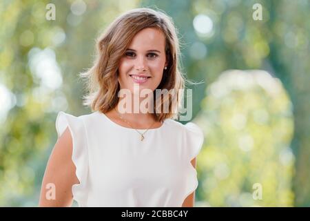 12 août 2020, Rhénanie-Palatinat, Neustadt an der Weinstraße: EVA Christine Müller de Rheinhessen, candidate au bureau de la Reine allemande des vins, se trouve sur le terrain de Villa Böhm. L'élection de la Reine allemande du vin aura lieu le 25 septembre dans le Saalbau à Neustadt an der Weinstraße, mais en raison de la réglementation de la couronne sans audience. De plus, seulement sept des 13 régions viticoles participent aux élections. Photo: Uwe Anspach/dpa Banque D'Images