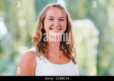 12 août 2020, Rhénanie-Palatinat, Neustadt an der Weinstraße: Bärbel Ellwanger de la Moselle, candidat au poste de la Reine allemande des vins, se trouve sur le terrain de la Villa Böhm. L'élection de la Reine allemande des vins aura lieu le 25 septembre dans le Saalbau à Neustadt an der Weinstraße, mais sans audience en raison de la réglementation de la couronne. De plus, seulement sept des 13 régions viticoles participent aux élections. Photo: Uwe Anspach/dpa Banque D'Images