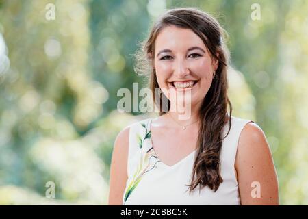12 août 2020, Rhénanie-Palatinat, Neustadt an der Weinstraße: Anna-Maria Löffler du Palatinat, candidate au bureau de la Reine allemande des vins, se trouve sur le terrain de Villa Böhm. L'élection de la Reine allemande des vins aura lieu le 25 septembre dans le Saalbau à Neustadt an der Weinstraße, mais sans audience en raison de la réglementation de la couronne. De plus, seulement sept des 13 régions viticoles participent aux élections. Photo: Uwe Anspach/dpa Banque D'Images