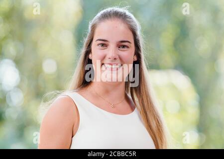 12 août 2020, Rhénanie-Palatinat, Neustadt an der Weinstraße: EVA Lanzerath von der Ahr, candidat au poste de la Reine allemande des vins, se trouve sur le terrain de la Villa Böhm. L'élection de la Reine allemande du vin aura lieu le 25 septembre dans le Saalbau à Neustadt an der Weinstraße, mais en raison de la réglementation de la couronne sans audience. De plus, seulement sept des 13 régions viticoles participent aux élections. Photo: Uwe Anspach/dpa Banque D'Images
