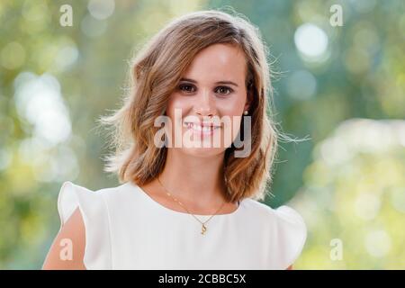 12 août 2020, Rhénanie-Palatinat, Neustadt an der Weinstraße: EVA Christine Müller de Rheinhessen, candidate au bureau de la Reine allemande des vins, se trouve sur le terrain de Villa Böhm. L'élection de la Reine allemande du vin aura lieu le 25 septembre dans le Saalbau à Neustadt an der Weinstraße, mais en raison de la réglementation de la couronne sans audience. De plus, seulement sept des 13 régions viticoles participent aux élections. Photo: Uwe Anspach/dpa Banque D'Images