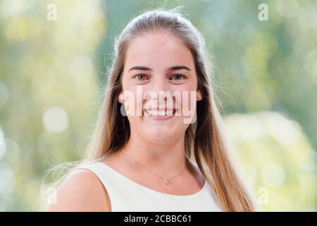 12 août 2020, Rhénanie-Palatinat, Neustadt an der Weinstraße: EVA Lanzerath von der Ahr, candidat au poste de la Reine allemande des vins, se trouve sur le terrain de la Villa Böhm. L'élection de la Reine allemande du vin aura lieu le 25 septembre dans le Saalbau à Neustadt an der Weinstraße, mais en raison de la réglementation de la couronne sans audience. De plus, seulement sept des 13 régions viticoles participent aux élections. Photo: Uwe Anspach/dpa Banque D'Images