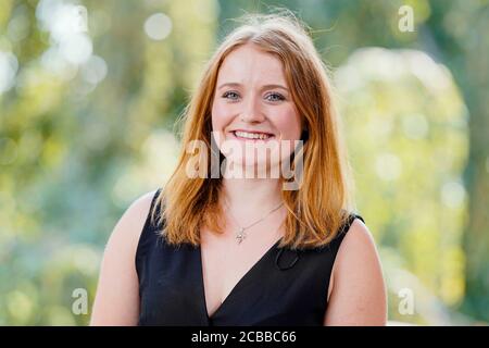 12 août 2020, Rhénanie-Palatinat, Neustadt an der Weinstraße: Alexandra Unger du Rheingau, candidate au bureau de la Reine allemande des vins, se trouve sur le terrain de la Villa Böhm. L'élection de la Reine allemande du vin aura lieu le 25 septembre dans le Saalbau à Neustadt an der Weinstraße, mais en raison de la réglementation corona sans audience. De plus, seulement sept des 13 régions viticoles participent aux élections. Photo: Uwe Anspach/dpa Banque D'Images