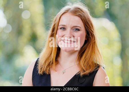 12 août 2020, Rhénanie-Palatinat, Neustadt an der Weinstraße: Alexandra Unger du Rheingau, candidate au bureau de la Reine allemande des vins, se trouve sur le terrain de la Villa Böhm. L'élection de la Reine allemande du vin aura lieu le 25 septembre dans le Saalbau à Neustadt an der Weinstraße, mais en raison de la réglementation corona sans audience. De plus, seulement sept des 13 régions viticoles participent aux élections. Photo: Uwe Anspach/dpa Banque D'Images