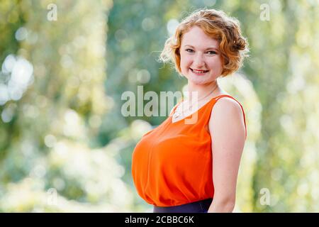 12 août 2020, Rhénanie-Palatinat, Neustadt an der Weinstraße: Jana Petermann, de la Hessische Bergstrasse, candidate au bureau de la Reine allemande des vins, se trouve sur le terrain de la Villa Böhm. L'élection de la Reine allemande du vin aura lieu le 25 septembre dans le Saalbau à Neustadt an der Weinstraße, mais en raison de la réglementation corona sans audience. De plus, seulement sept des 13 régions viticoles participent aux élections. Photo: Uwe Anspach/dpa Banque D'Images