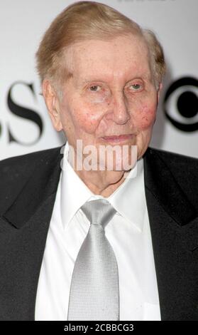 ***PHOTO DU FICHIER*** Sumner Redstone est décédé à 97. Sumner Redstone arrive au 63e prix annuel Antoinette Perry Tony au radio City Music Hall de New York le 7 juin 2009. Crédit : Walter McBride /MediaPunch Banque D'Images