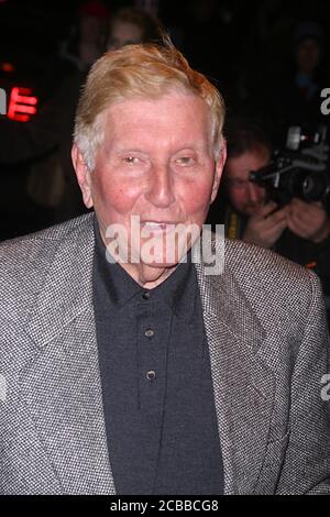 ***PHOTO DU FICHIER*** Sumner Redstone est décédé à 97. Sumner Redstone. New York. 2002. Crédit : John Barrett/PHOTOlink/MediaPunch Banque D'Images