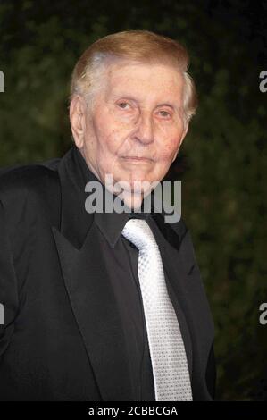 ***PHOTO DU FICHIER*** Sumner Redstone est décédé à 97. Sumner Redstone à la Vanity Fair Oscar Party 2011 organisée par Graydon carter à l'hôtel Sunset Tower à West Hollywood, Californie. 27 février 2011 © MPI22 / MediaPunch Inc Banque D'Images