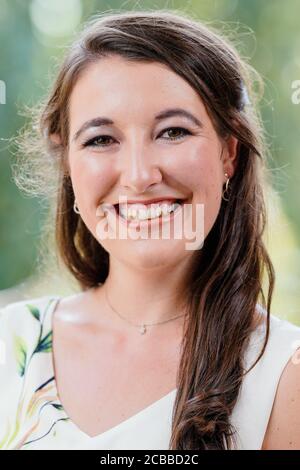 12 août 2020, Rhénanie-Palatinat, Neustadt an der Weinstraße: Anna-Maria Löffler du Palatinat, candidate au bureau de la Reine allemande des vins, se trouve sur le terrain de Villa Böhm. L'élection de la Reine allemande des vins aura lieu le 25 septembre dans le Saalbau à Neustadt an der Weinstraße, mais sans audience en raison de la réglementation de la couronne. De plus, seulement sept des 13 régions viticoles participent aux élections. Photo: Uwe Anspach/dpa Banque D'Images