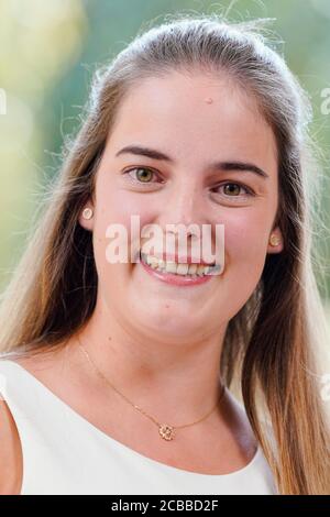 12 août 2020, Rhénanie-Palatinat, Neustadt an der Weinstraße: EVA Lanzerath von der Ahr, candidat au poste de la Reine allemande des vins, se trouve sur le terrain de la Villa Böhm. L'élection de la Reine allemande du vin aura lieu le 25 septembre dans le Saalbau à Neustadt an der Weinstraße, mais en raison de la réglementation de la couronne sans audience. De plus, seulement sept des 13 régions viticoles participent aux élections. Photo: Uwe Anspach/dpa Banque D'Images