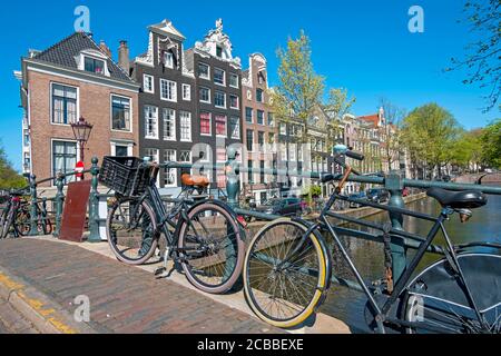 Maisons médiévales le long du canal à Amsterdam, pays-Bas Banque D'Images