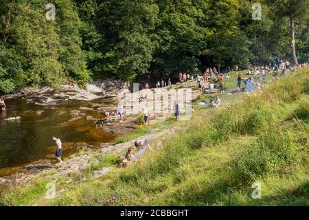 08.08.2020 Stainforth, North Yorkshire, Royaume-Uni. Les gens se bronzer et pique-niquer tout en buvant et en prenant des distances Banque D'Images