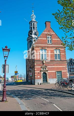 Pittoresque Ville d'Amsterdam avec la tour Munt aux Pays-Bas Banque D'Images
