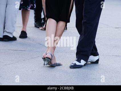 Berlin, Allemagne. 28 juillet 2020. Sur la plate-forme au sommet du Viktoriapark à Kreuzberg, le tango est dansé sous le ciel ouvert. En raison de la pandémie de Corona, il n'est pas encore possible de danser Tango à l'intérieur. Credit: Annette Riedl/dpa-Zentralbild/ZB/dpa/Alay Live News Banque D'Images