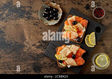 Smorrebrod - sandwichs traditionnels danois. Pain de seigle noir avec saumon, fromage à la crème Banque D'Images