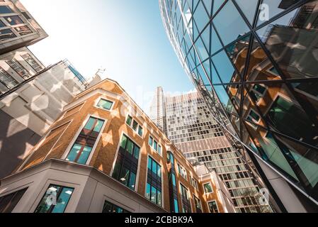 Réflexions de lumière sur les bâtiments du centre-ville de Londres Banque D'Images