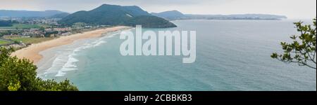 Vue panoramique sur la plage de Berria depuis Monte Buciero Banque D'Images