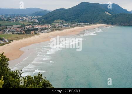 Vue panoramique sur la plage de Berria depuis Monte Buciero Banque D'Images