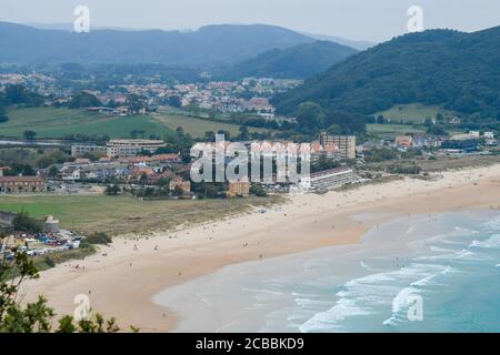 Vue panoramique sur la plage de Berria depuis Monte Buciero Banque D'Images