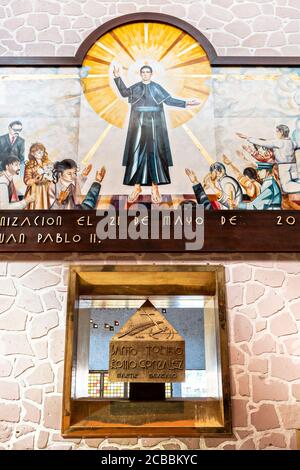 Les vestiges de Saint Toribio Romo dans le Sanctuaire de Santa Ana de Guadalupe, État de Jalisco, Mexique. Le père Toribio était un prêtre et un martyr catholique mexicain qui a été tué lors des persécutions anti-cléricales de la guerre de Cristero. Banque D'Images